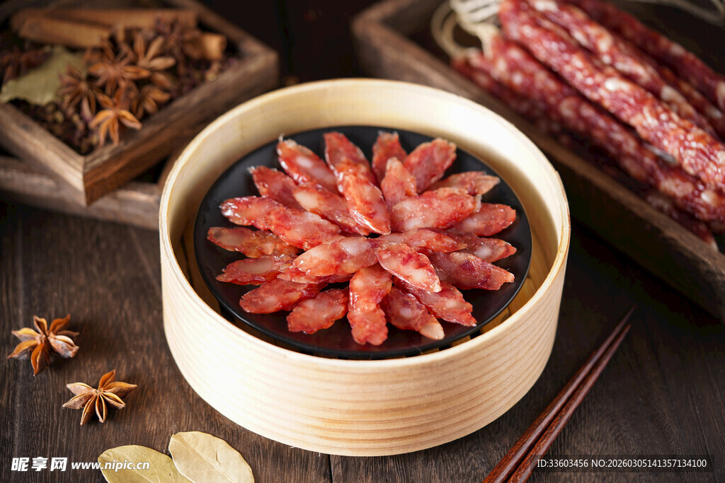 竹制蒸笼里的美味腊肠