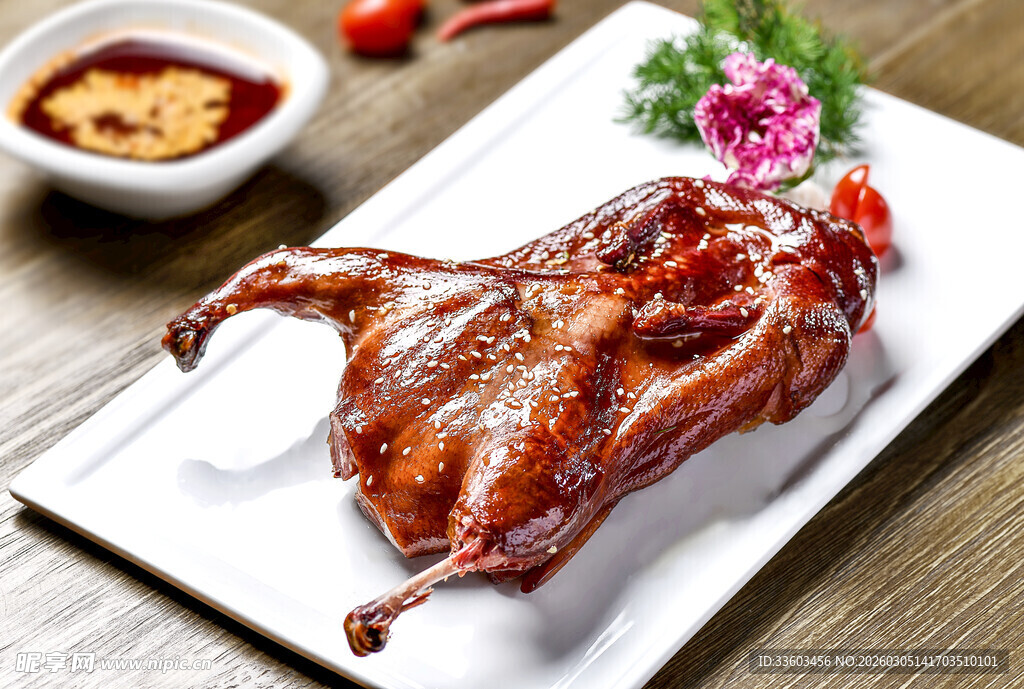 美味烤鸭摆盘精致诱人