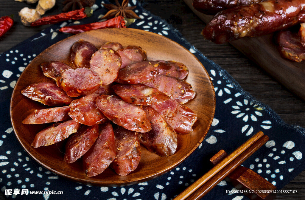 美味腊味香肠摆于盘中
