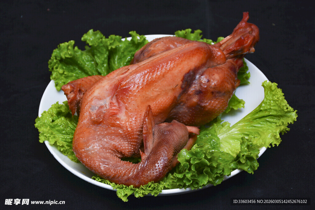 美味烤鸡配新鲜生菜