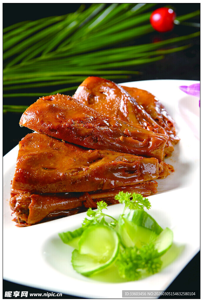 美味卤鸭头搭配清爽黄瓜