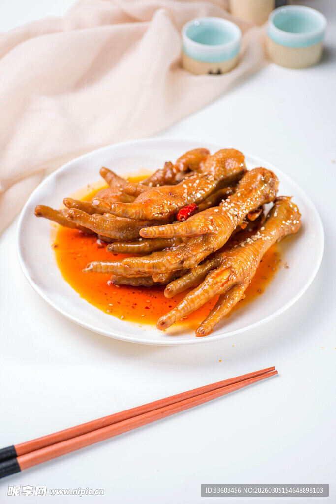 香辣美味凤爪摆于盘中
