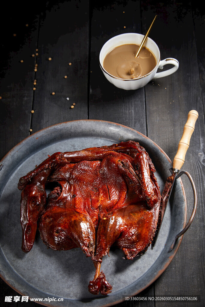 美味烤鸭置于盘