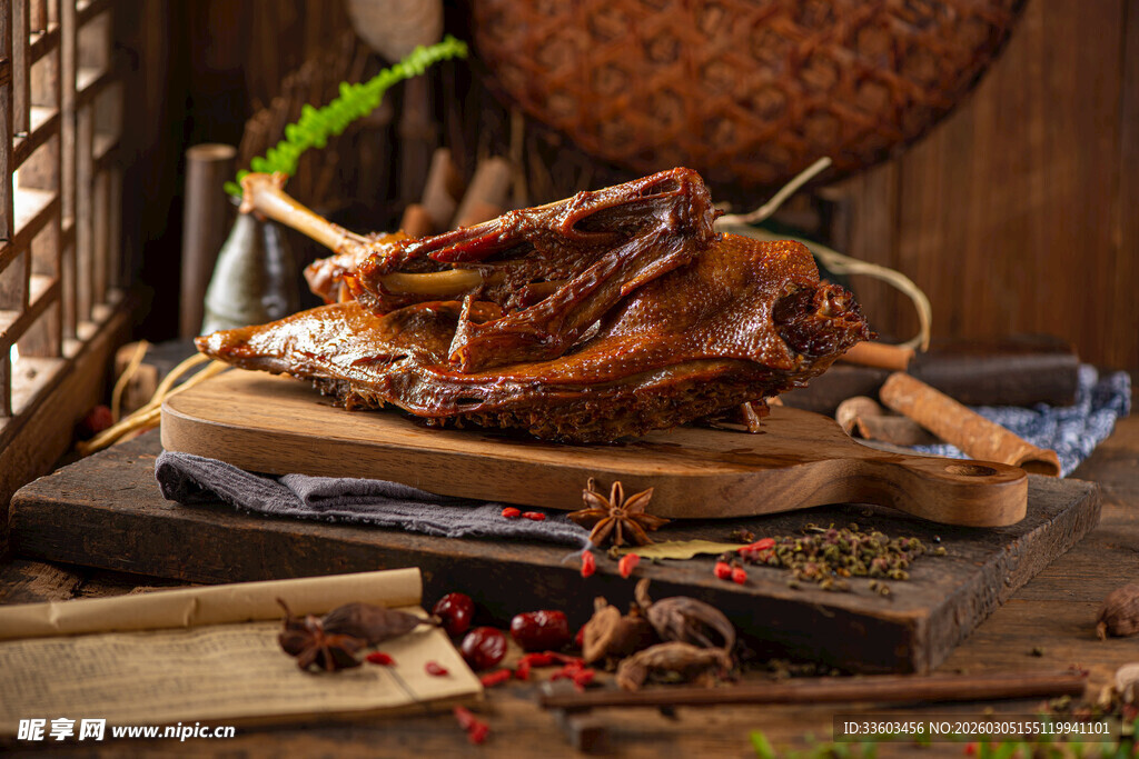 中式烤鸭摆放在古朴场景中