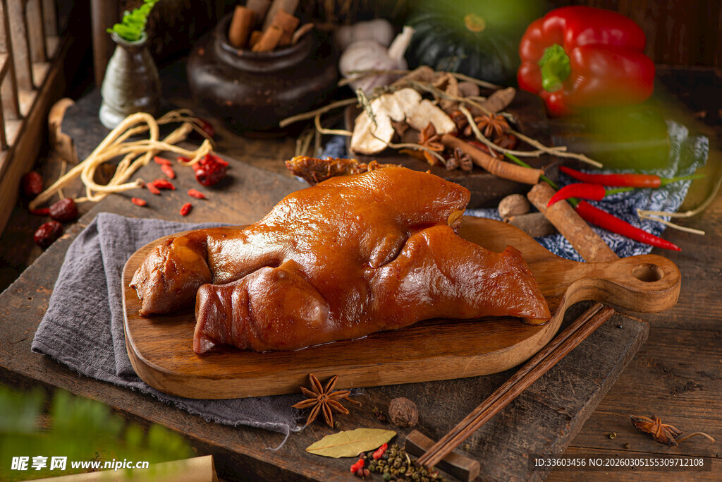 美味烤猪蹄摆于丰盛食材间