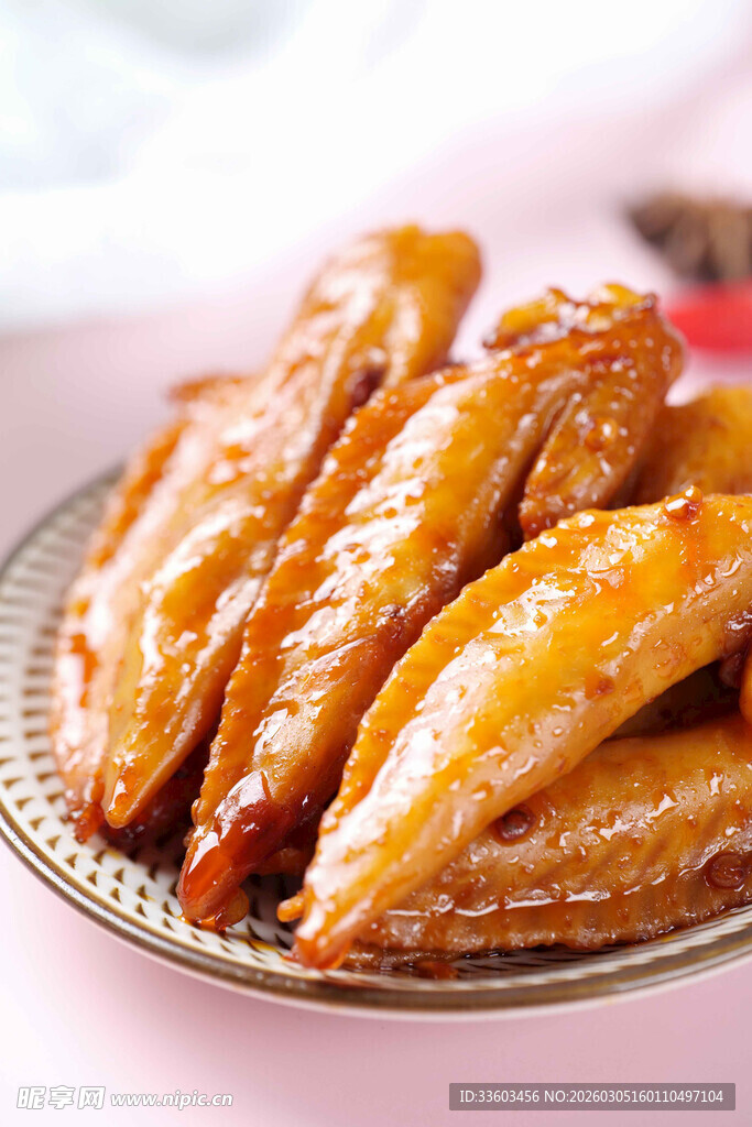 美味诱人的卤鸡翅尖