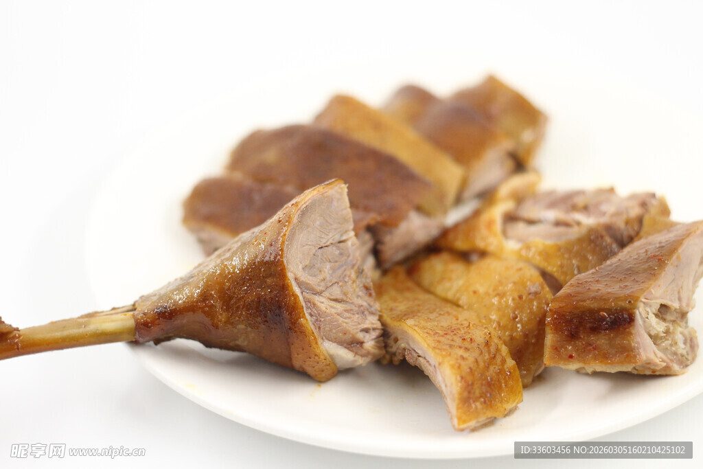 美味卤鸭腿摆放在盘中