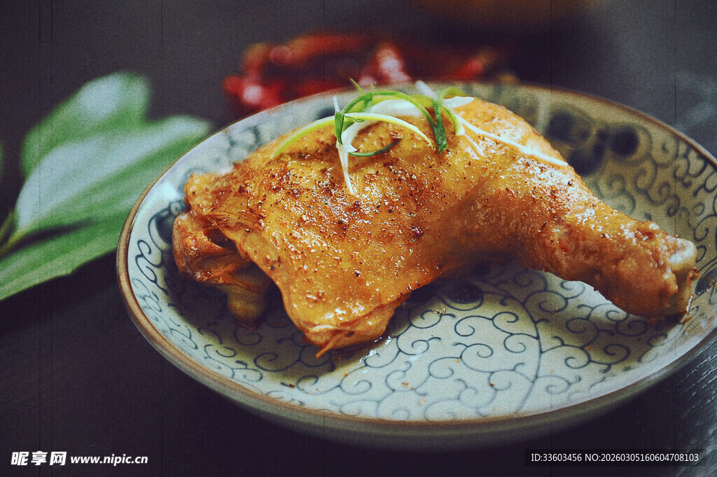 美味卤鸡腿摆于精致盘中