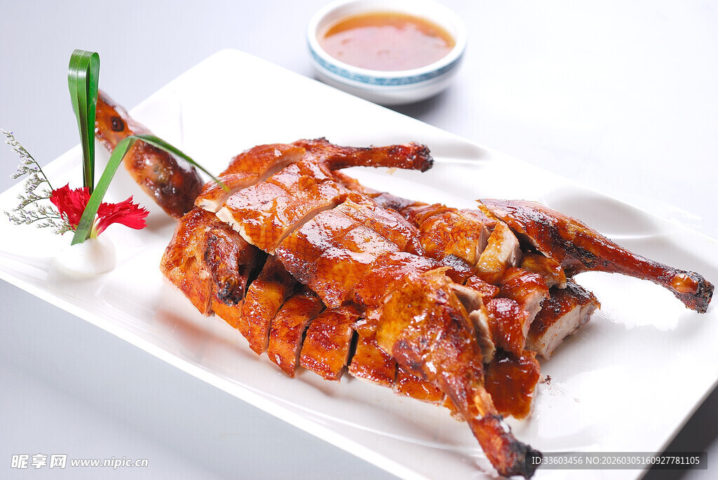 美味烤乳鸽配特色蘸料