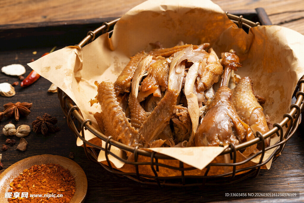 卤香四溢的美味烧鸡