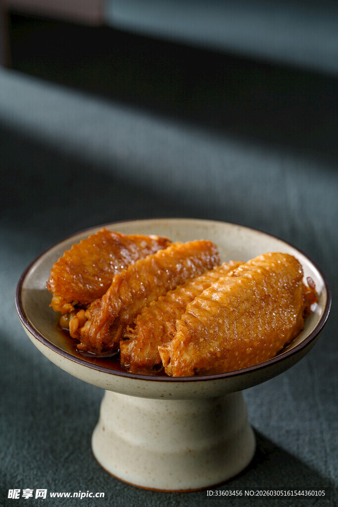 美味炸鸡翅摆于精致盘上