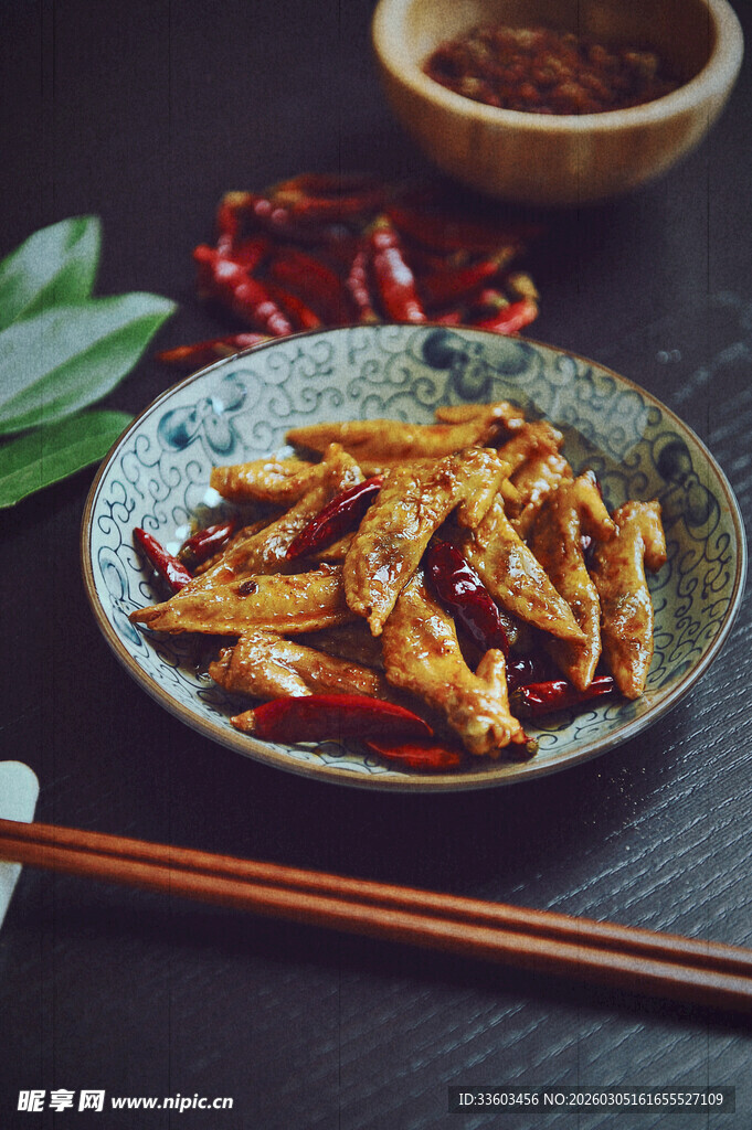 香辣美味鸡尖摆盘中