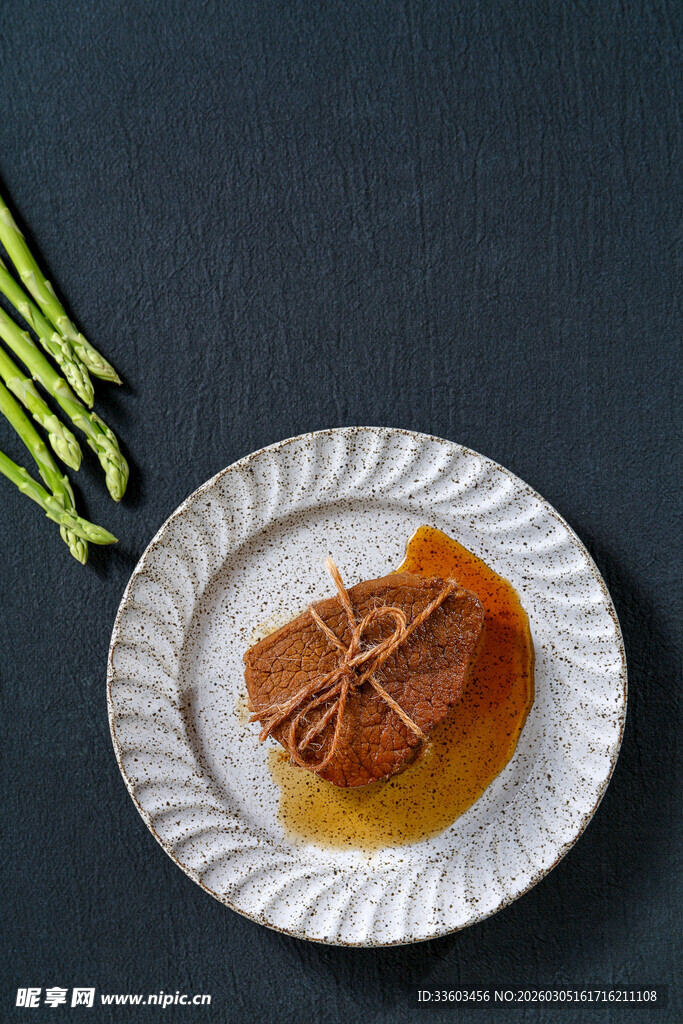 精致摆盘的美味酱汁牛肉