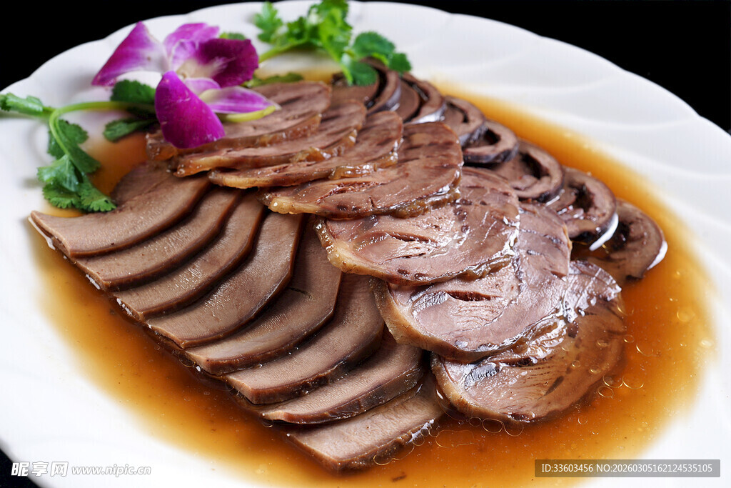 卤制酱牛肉摆盘精致