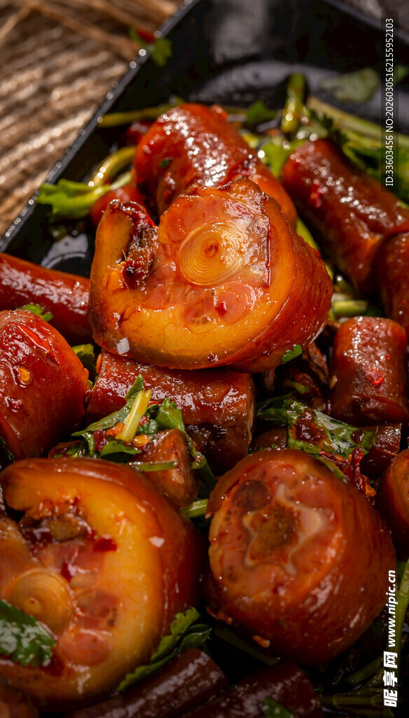 美味诱人的红烧猪尾