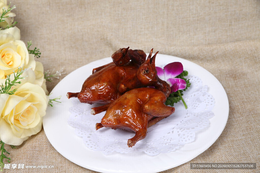 美味烤乳鸽摆盘