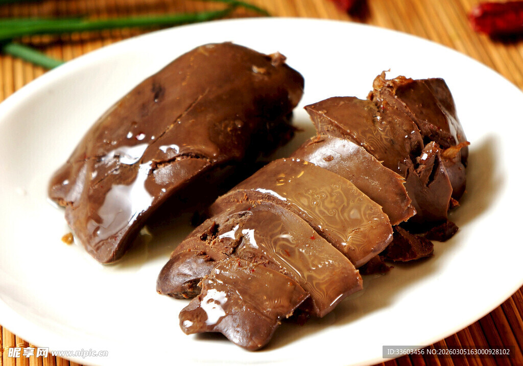 卤制猪舌摆放在白盘上