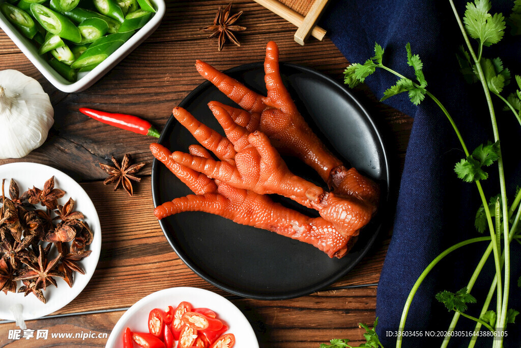 美味卤鸡爪及多样配料