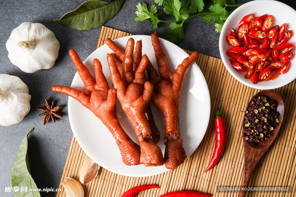 卤鸡爪与香料佐料展示