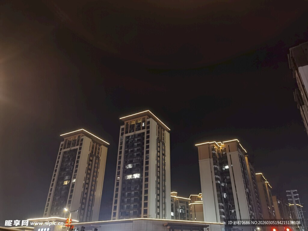 城市夜景下的高楼大厦