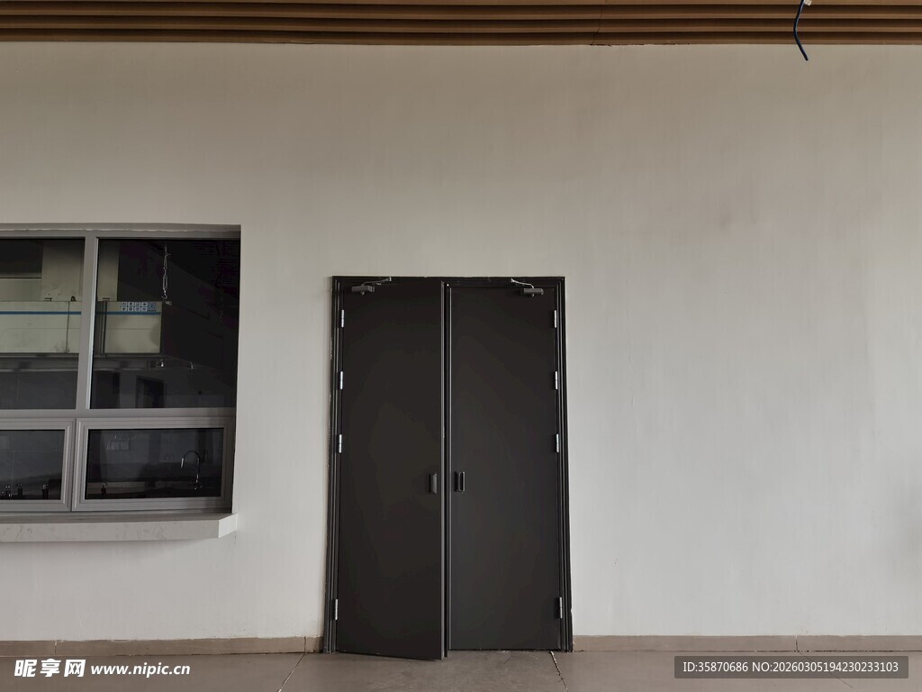 空旷室内的门与窗户