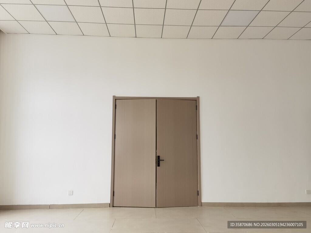 空旷房间中的双扇棕色门