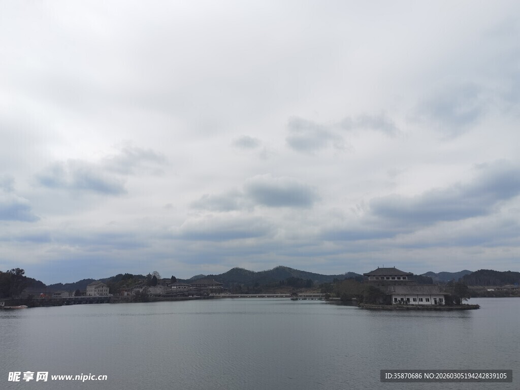 宁静湖景与远处山峦