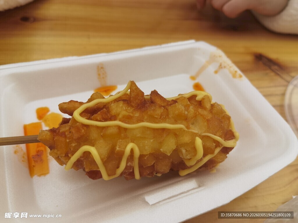 美味油炸食品配金黄酱料