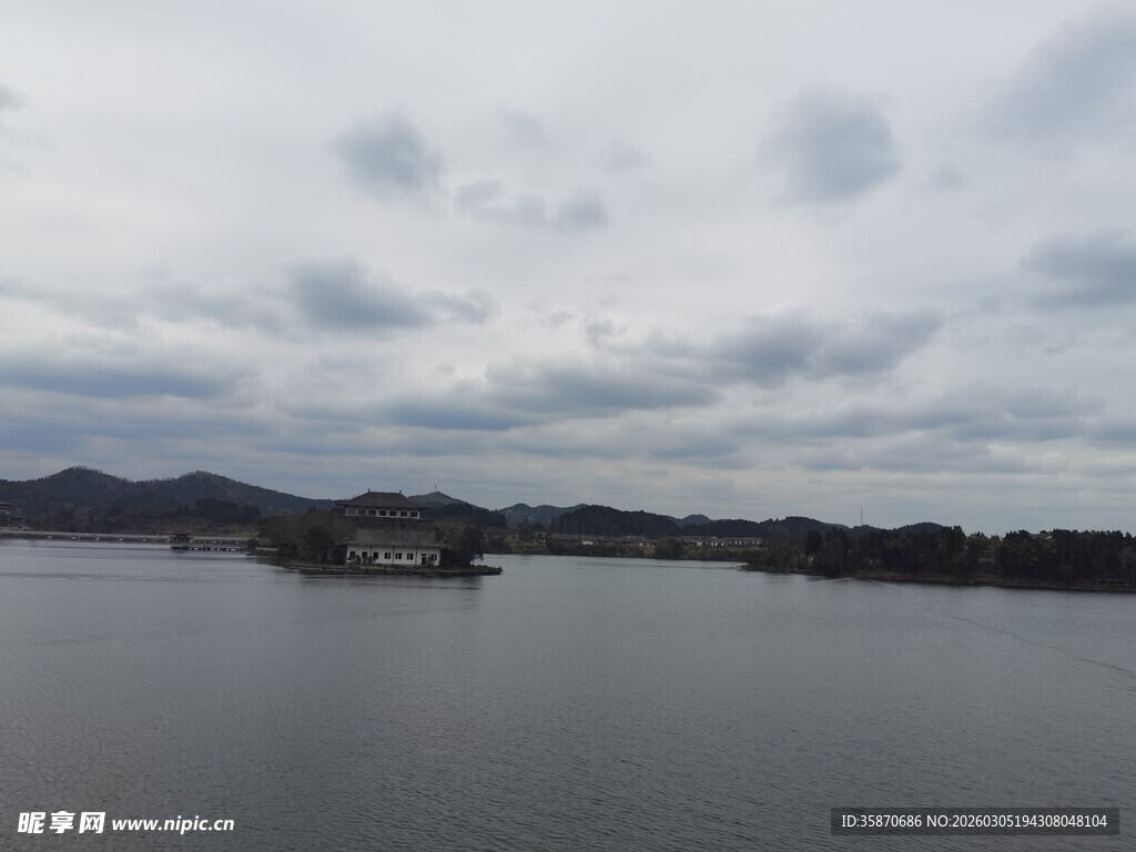 宁静湖面与远处山峦