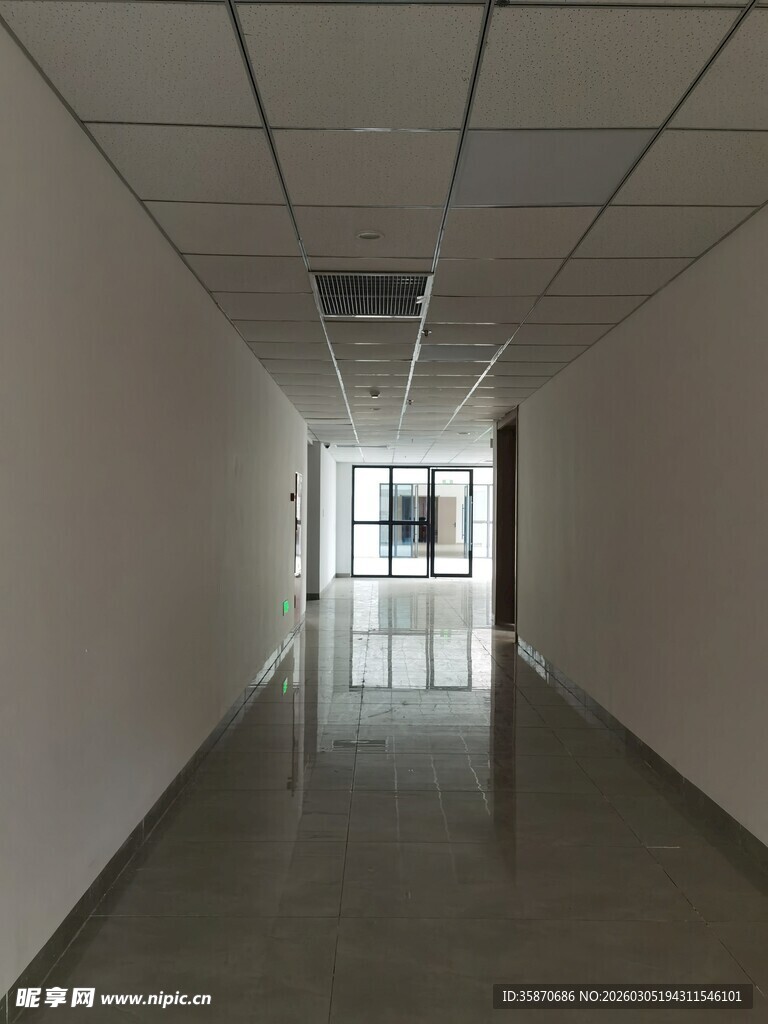 空旷走廊尽头现明亮出口