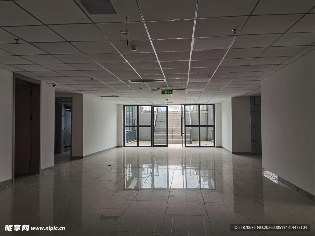 空旷现代办公空间展示