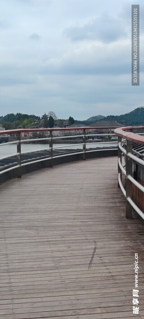 木质观景栈道远山风光