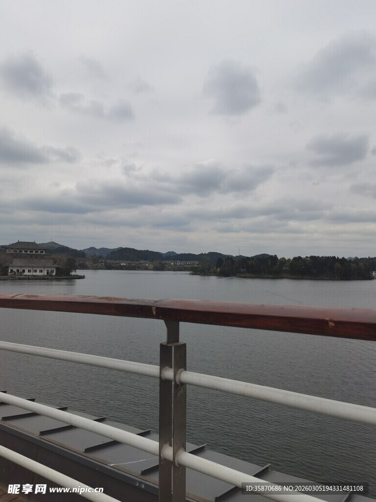 湖畔栏杆处的开阔景致