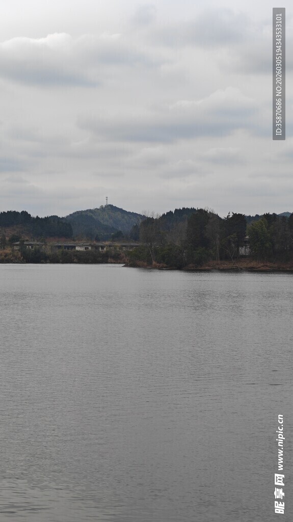 宁静湖面与远处山峦