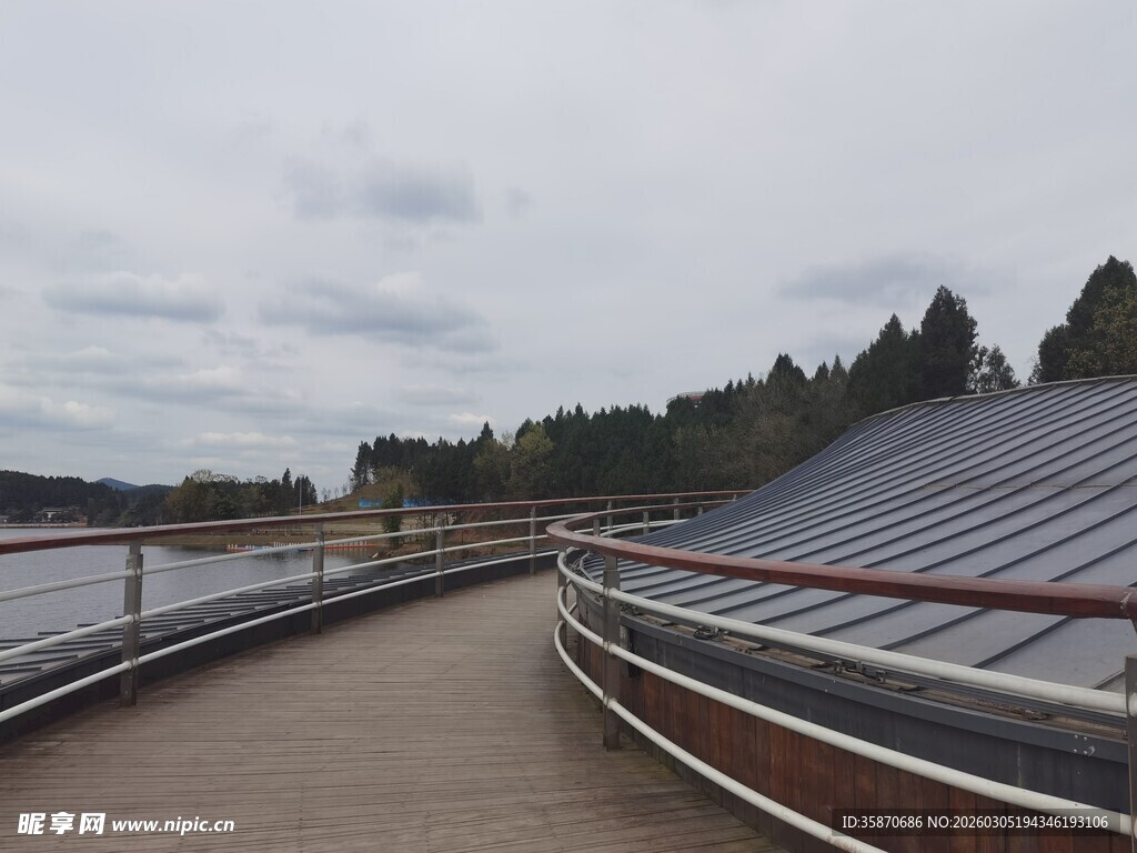 户外木质步道与开阔景观