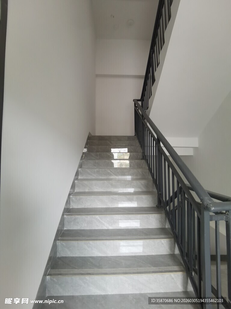 室内简约风格的阶梯楼道