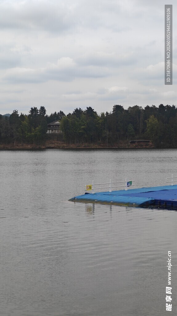 湖面上的蓝色浮台设施