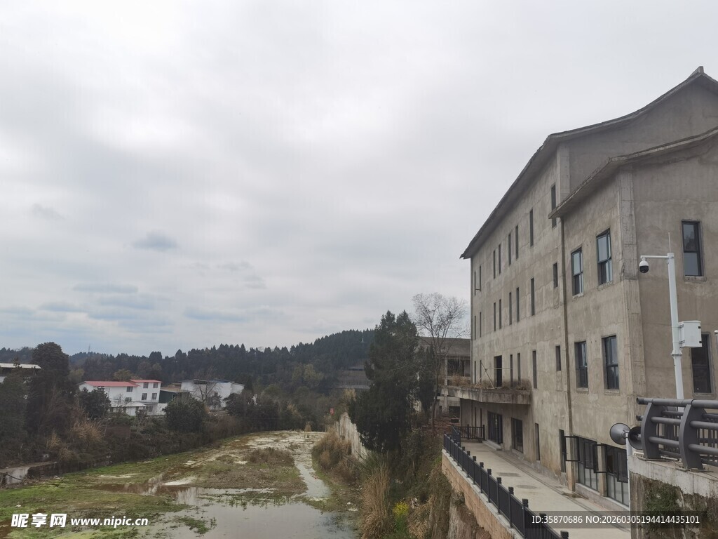 乡村旁的多层建筑景观