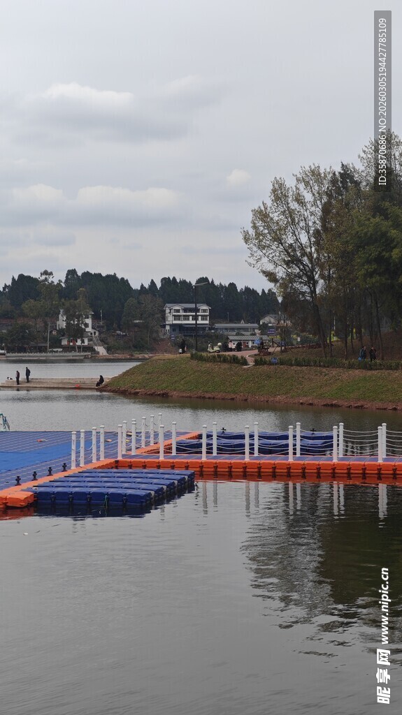 水上多彩浮桥景观