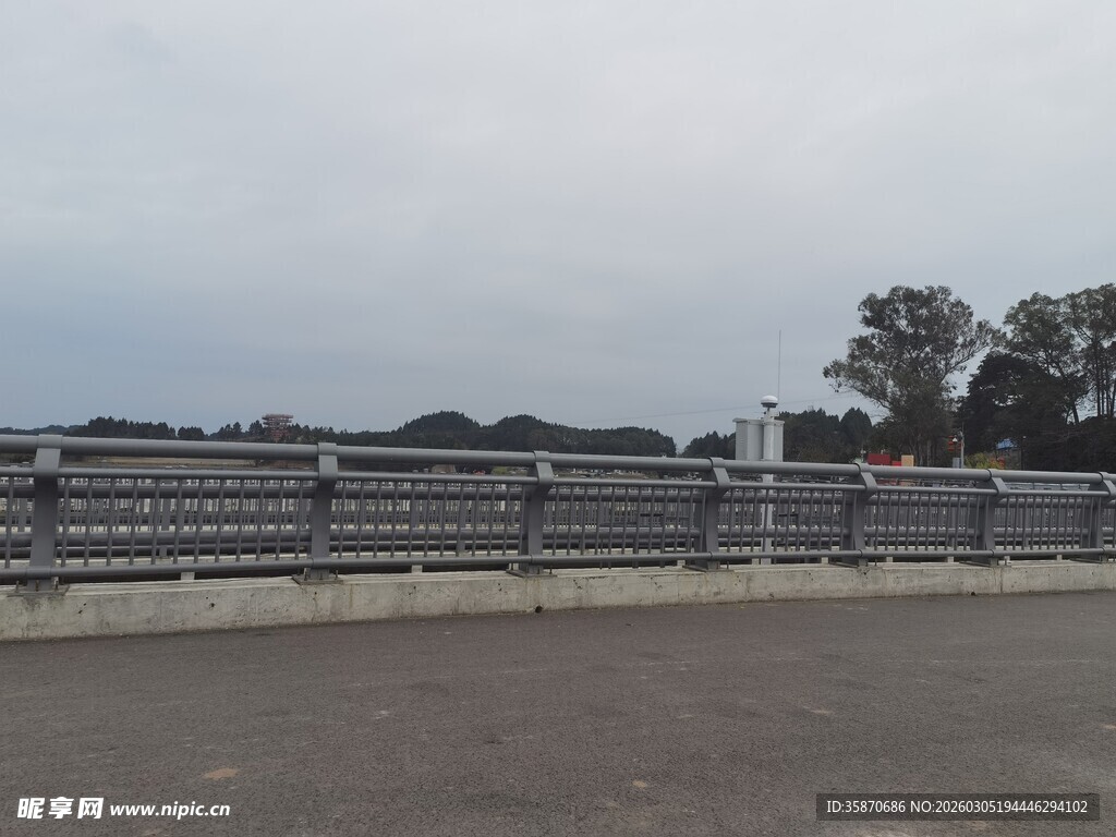 空旷户外的围栏场景