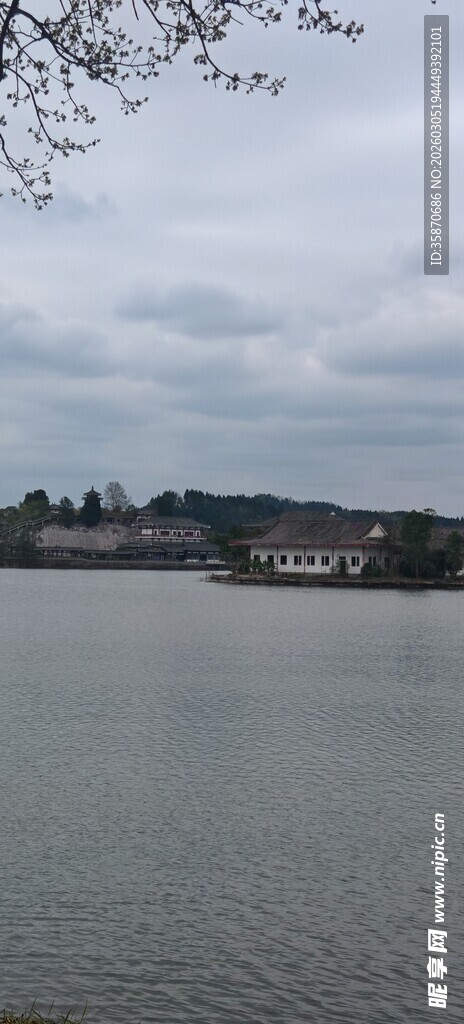 宁静湖面与远处景致