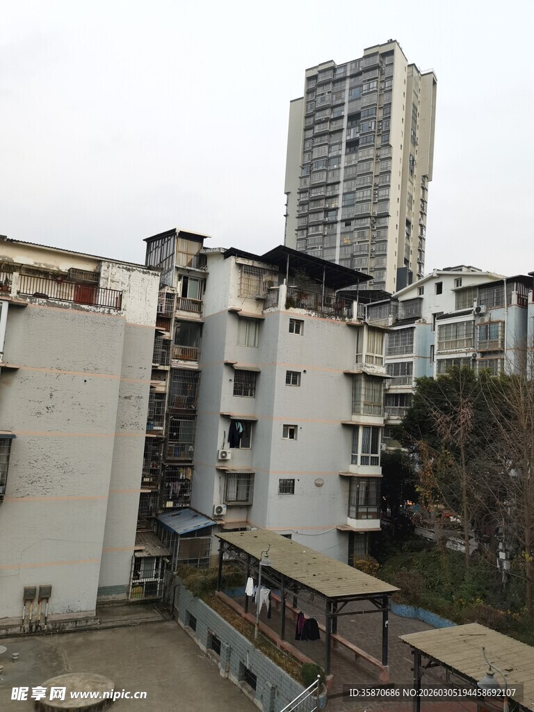 老旧居民区与高楼对比