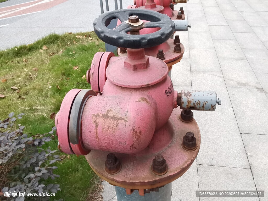 户外红色消防栓特写