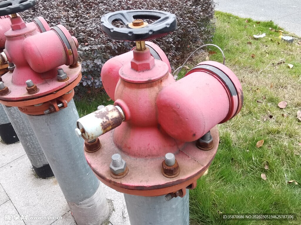 红色消防栓设备外观展示