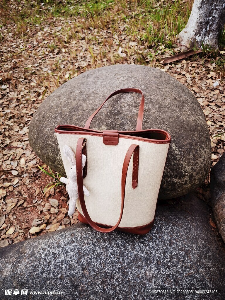 户外放置的时尚手提包