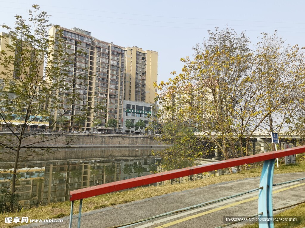 河畔高楼旁的多彩步道景观