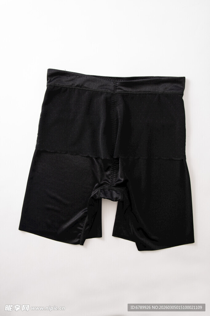 黑色紧身运动短裤