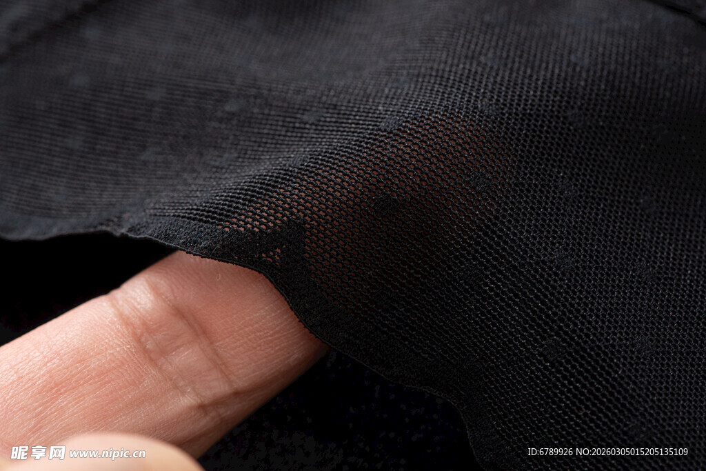 手触黑色布料细节展示