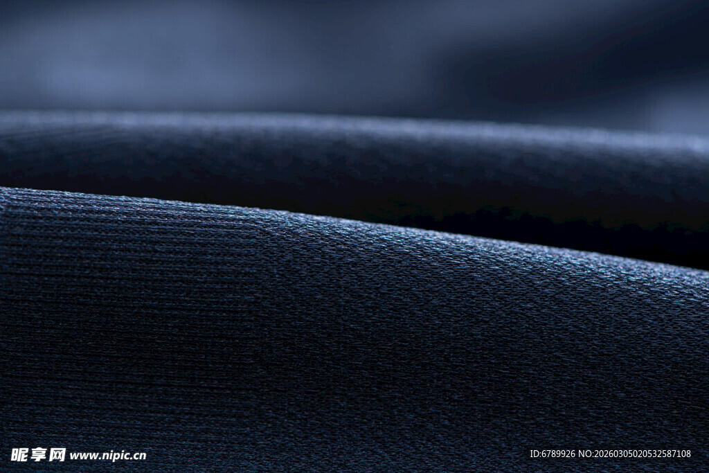 深蓝色褶皱布料特写