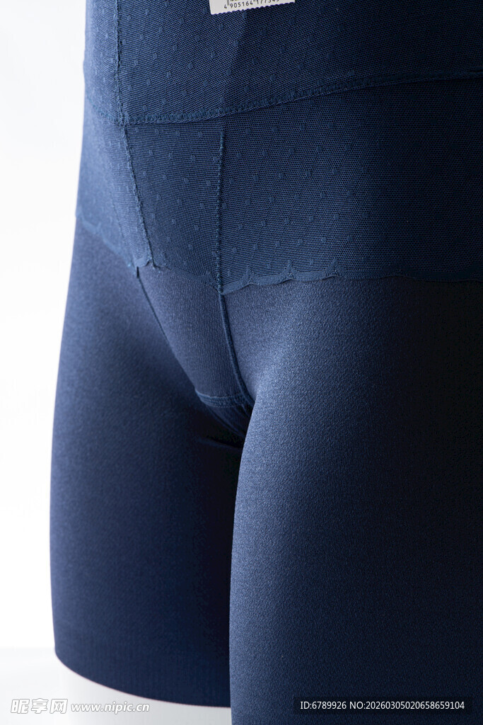 深蓝色贴身内裤特写